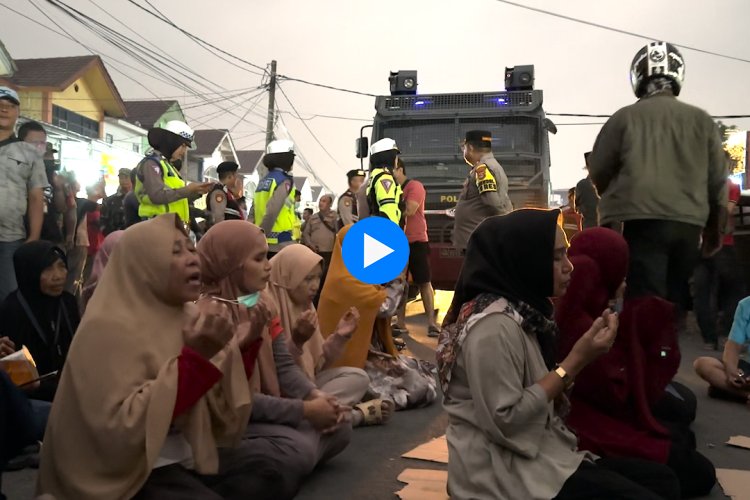 Pedagang Ricuh dengan Petugas saat Pemasangan Papan Imbauan Pengosongan Lapak di Pasar Kutabumi