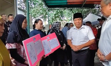 Pj Gubernur Banten Berikan Santunan ke Keluarga Petugas KPPS yang Meninggal Dunia