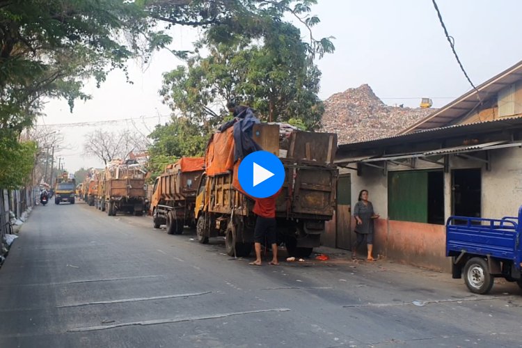 Warga Keluhkan Antrian Truk Sampah di TPA Rawa Kucing Kota Tangerang